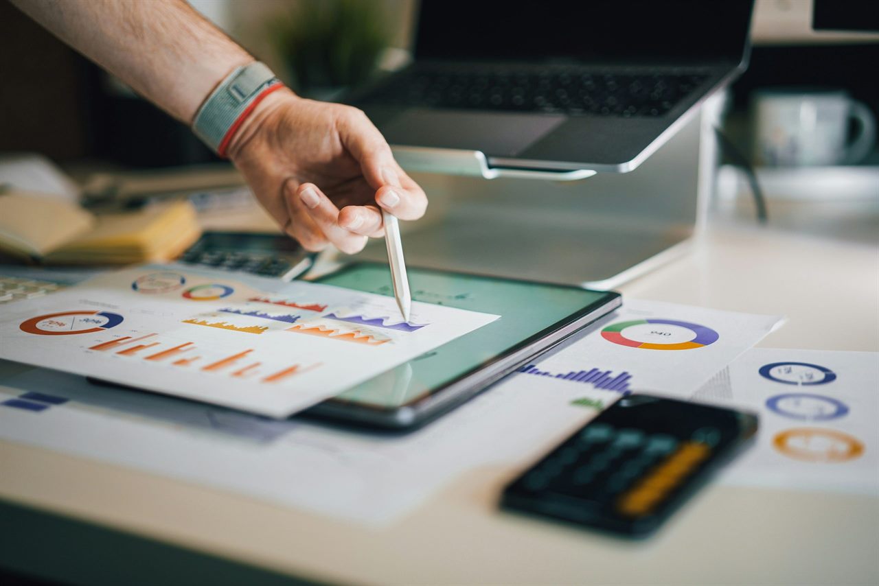 Auswertung von Diagrammen und Kennzahlen auf Tablet und Papier