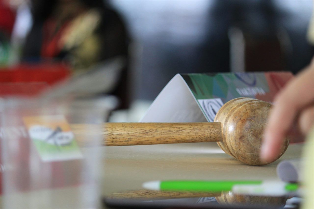Hölzerner Hammer auf einem Tisch, Symbolbild für wirtschaftsrechtliche Streitigkeiten
